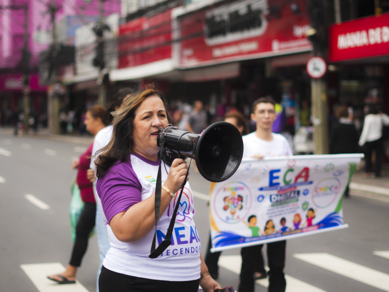 Marisa com megafone em SG pelo ECA 36 anos