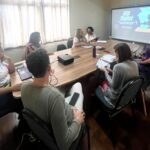 Mesa com as técnicas sobre ECA Digital em Caxias ajustado