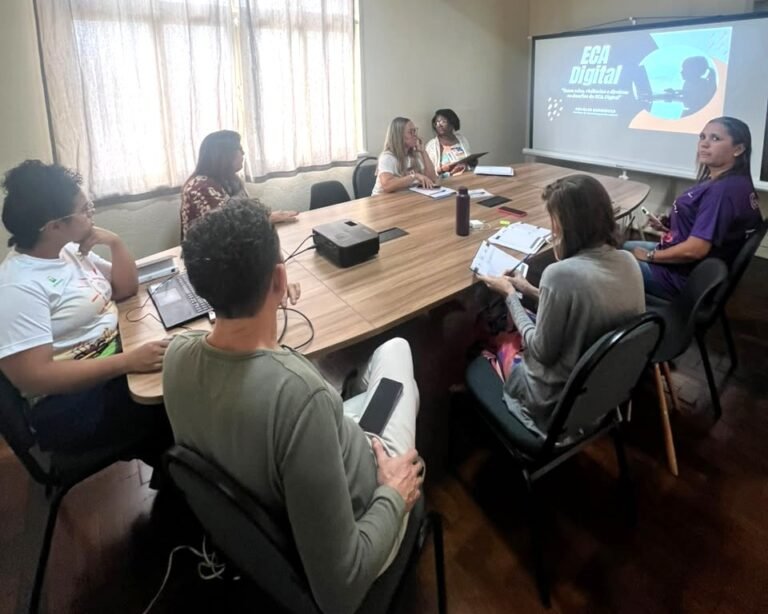 Mesa com as técnicas sobre ECA Digital em Caxias ajustado