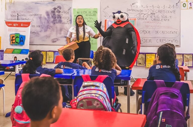 Sala de aula com Aninha e as crianças