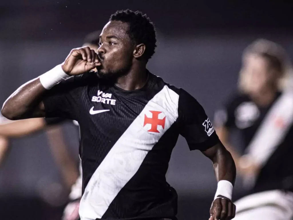 1550684131-2026-copa-do-brasil-vasco-x-vitoria-atacante-andres-gomez (1)