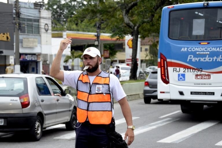 Agente-de-transito-em-acao-BRUNO-EDUARDO-ALVES-1