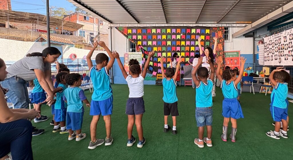 oficina escola NEACA crianças mãos p cima