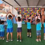 oficina escola NEACA crianças mãos p cima