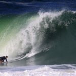 surfista mão na água