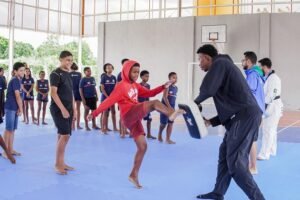 Campeão mundial de taekwondo, Henrique Marques visita alunos de escola municipal em Itaboraí (3)