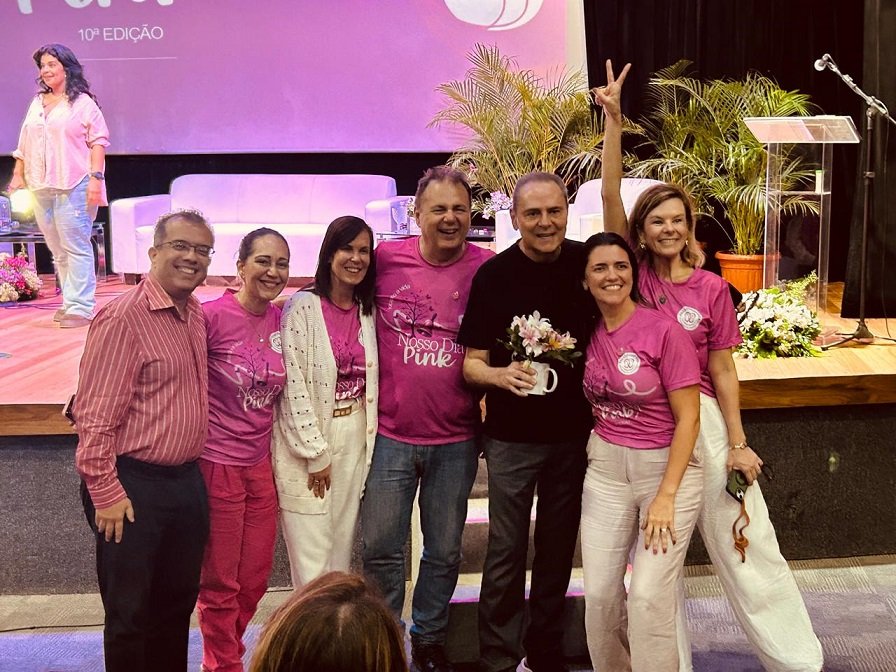 Luiz Roberto comemora com profissionais da Oncomed