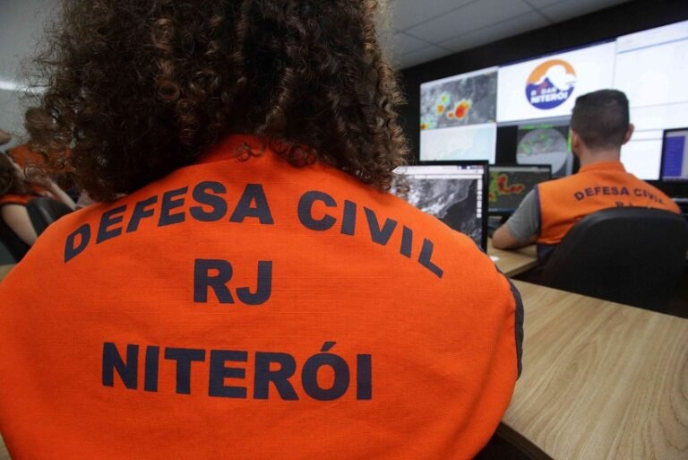 Sala de monitoramento da Defesa Civil 06