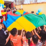 crianças com bandeira festa NEACA