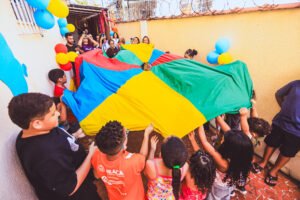 crianças com bandeira festa NEACA